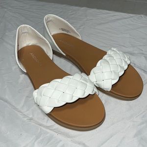 White Andiamo sandals. 8/5